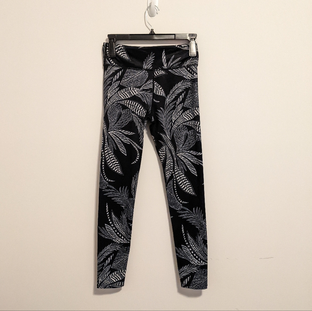 NWT Joy Lab black white leaf pattern athletic leggings size XS